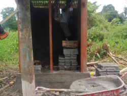 Pemkam Bhintuka Bangun MCK di Pemukiman Warga