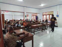 Pdt. Alex Siahaan Awali Materi ‘Pengantar PL’ di Sekolah Alkitab Malam GKI Mimika