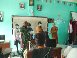 Pemkamp Nawaripi Bagi Masker ke Siswa dan Guru SMAN I Timika