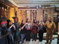 Ketua Persit Korem 173 Nabire Kunjungi Galeri Ukiran Nawaripi