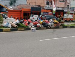 Badan Jalan Yos Sudarso di Depan Kantor Pos Timika Disulap Jadi ‘TPS Liar’