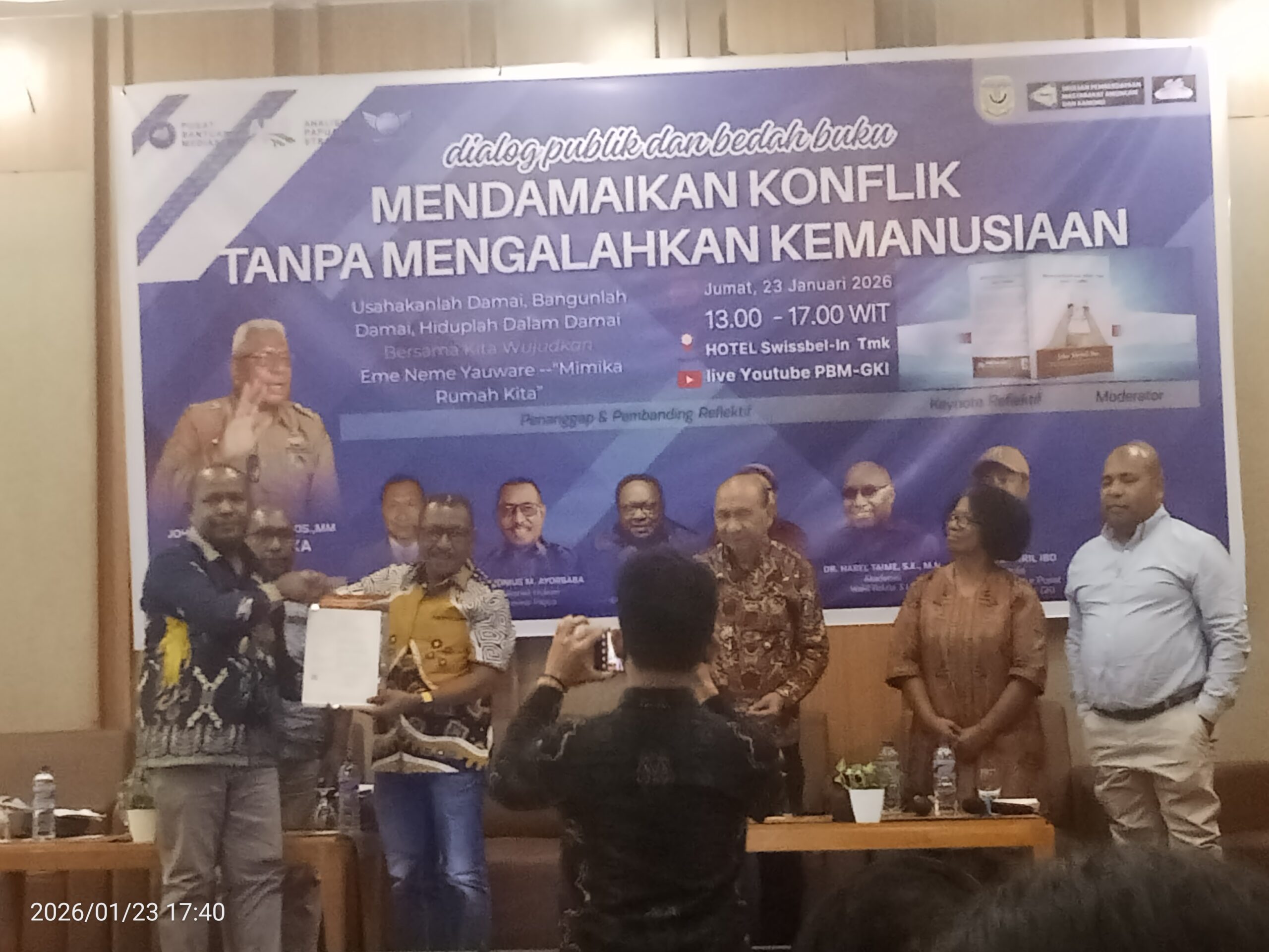 Penyerahan Sertifikat HAKI dari Ka.Kanwil Hukum Provinsi Papua kepada Jake Meril Ibo. (Foto: MPN doc)