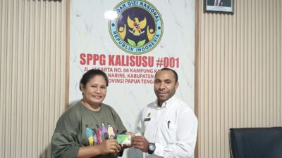 Tak Mau Main-main Soal Keselamatan, Kepala SPPG Kalisusu 001 Daftarkan 50 Pekerja ke BPJS dan Serahkan Kartu ke OAP–Non OAP