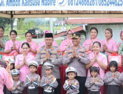 Kapolres Nabire AKBP Samuel Tatiratu Bersama Bhayangkari dan Siswa Kemala Bhayangkari Bagi-Bagi Takjil di Depan Mako Polres