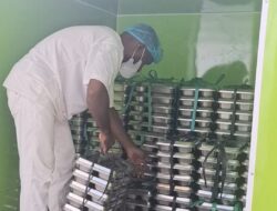 Dari Dapur ke Sekolah: “Hitung Dulu Baru Berangkat”, Cara Sederhana SPPG Kalisusu 002 Nabire. Jaga Senyum Anak-anak