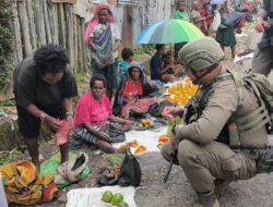 Satgas Damai Cartenz Rangkul Warga Sugapa, Lewat Patroli Humanis di Intan Jaya
