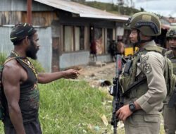 Patroli Humanis di Sinak: Satgas ODC Hadirkan Rasa Aman, Anak-Anak Sambut dengan Senyum