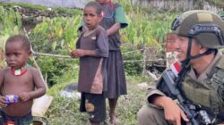 Tawa di Tengah Senyap Konflik: Cara Sunyi Satgas Damai Cartenz Menaklukkan Hati Warga Sinak