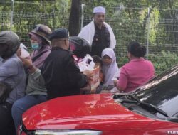 Brimob Biak Turun ke Jalan, 1.100 Takjil Dibagikan ke Warga di Simpang Lampu Merah Dolog